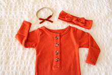 Load image into Gallery viewer, Baby Organic Knotted Gown + Top Knot Hat - Rust